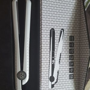 Lionesse white carbon  fiber flat iron